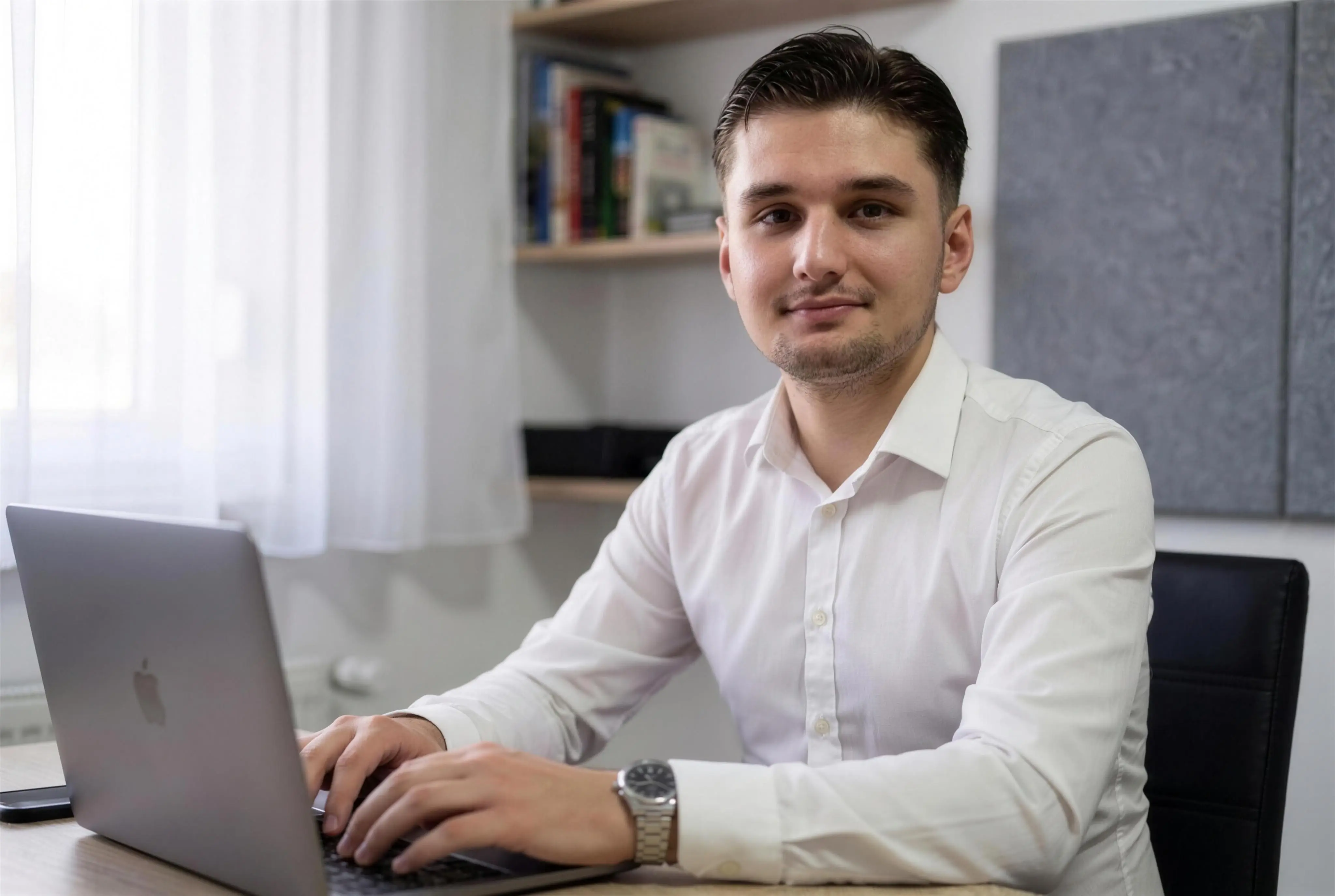 Erkan Arifi, Inhaber von Arifi Media Solutions, an seinem Arbeitsplatz in Auenwald